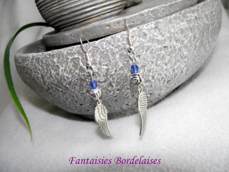 Boucles d'oreilles ailes d'ange et rose avec perles bleues
